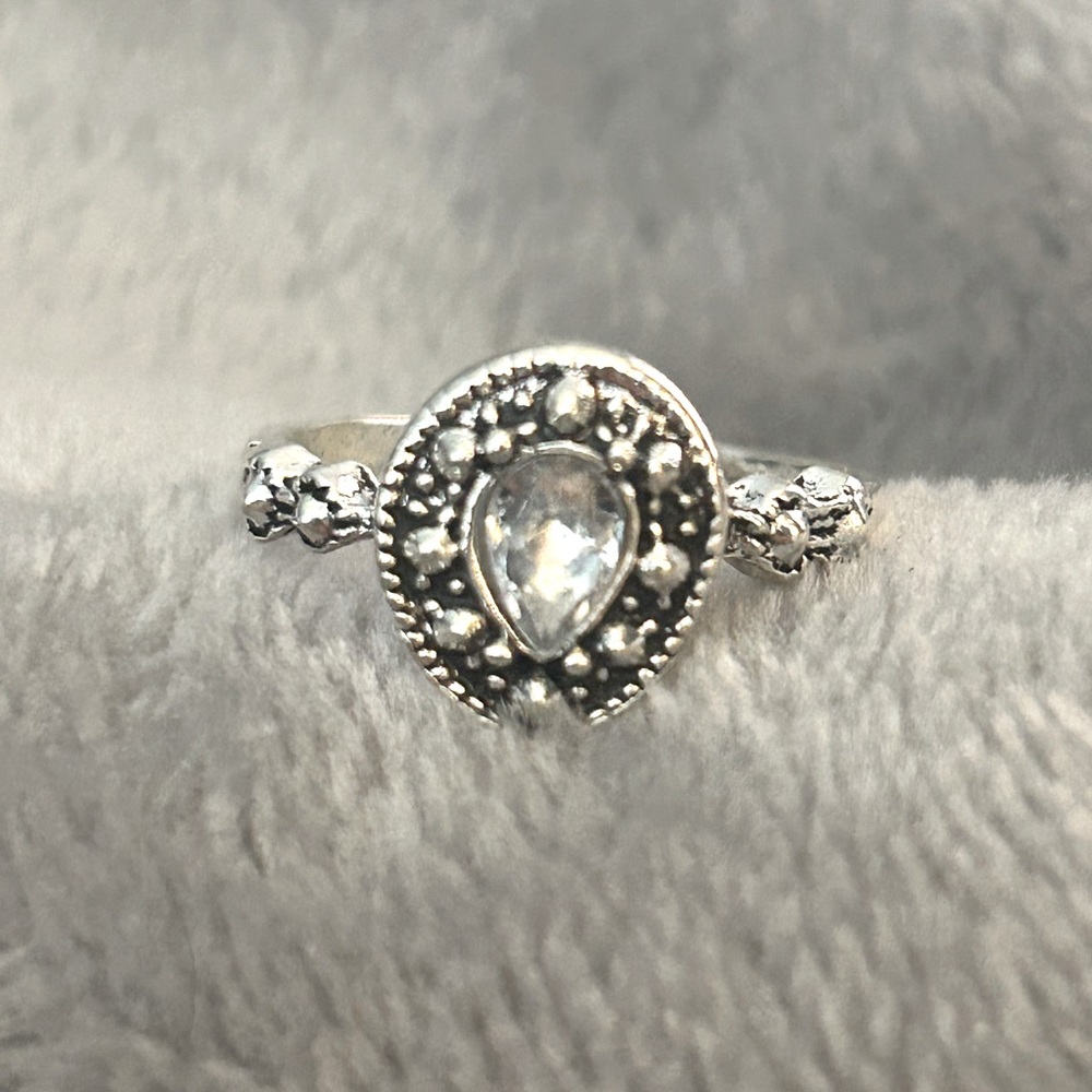 ❤️ 2 for $10 PRICE DROP 
Antiqued Silver & Diamond Teardrop Ring